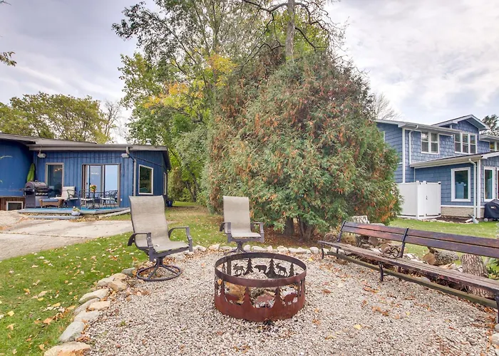 Spacious Waterfront Retreat Near Uw-Green Bay