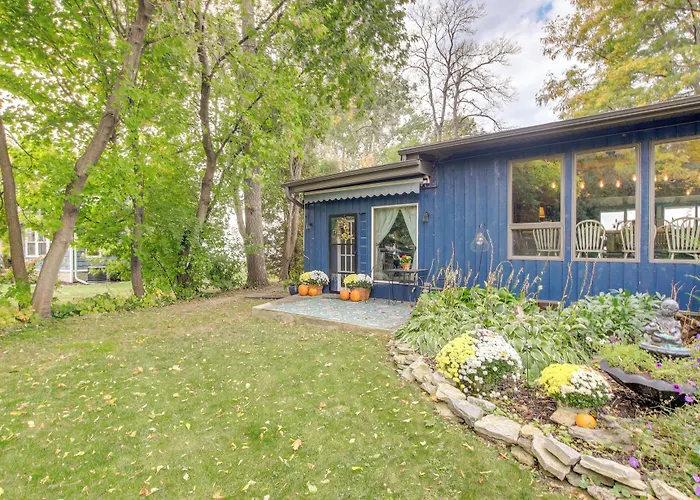 Spacious Waterfront Retreat Near Uw-Green Bay